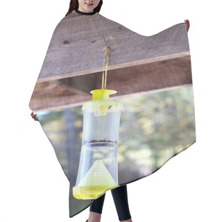 Personality  Bee Trap Hair Cutting Cape
