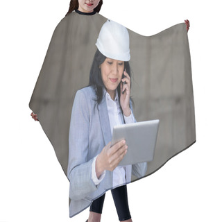 Personality  Businesswoman Using Smartphone Hair Cutting Cape