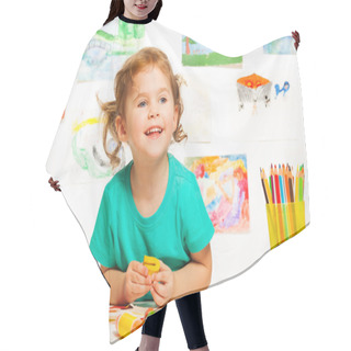 Personality  Little Girl In Class Hair Cutting Cape