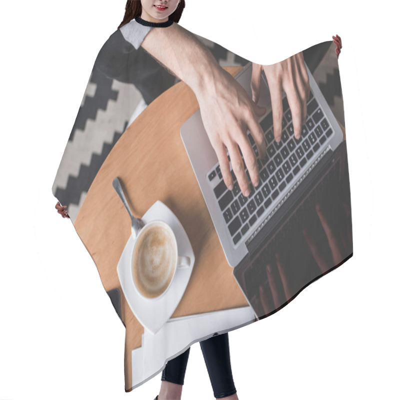 Personality  Cropped Shot Fo Man Using Laptop On Coffee Table Hair Cutting Cape