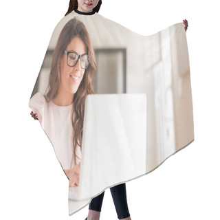 Personality  Young Woman Using Laptop Hair Cutting Cape