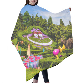 Personality  Cheshire Cat At The Alice In Wonderland. Alice's Curious Labyrinth. Disneyland Paris. Hair Cutting Cape