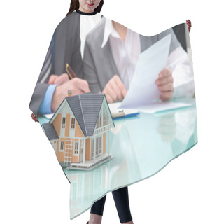Personality  Discussion With A Real Estate Agent Hair Cutting Cape