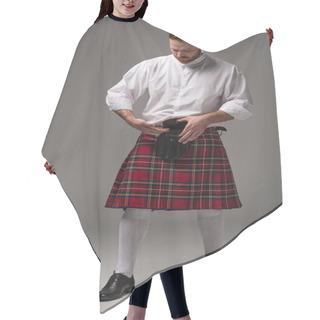 Personality  Scottish Redhead Man In Red Kilt Putting Gold Coins In Belt Bag On Grey Background Hair Cutting Cape