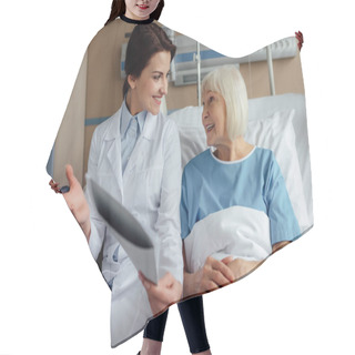 Personality  Smiling Female Doctor Holding Diagnosis And Consulting Senior Woman Lying In Hospital Bed Hair Cutting Cape