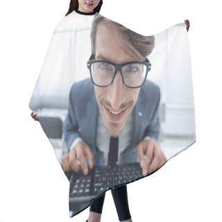 Personality  Crazy Looking Man Typing On The Keyboard Hair Cutting Cape