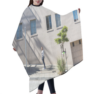 Personality  Girl Standing On A Steep Road In San Francisco Hair Cutting Cape