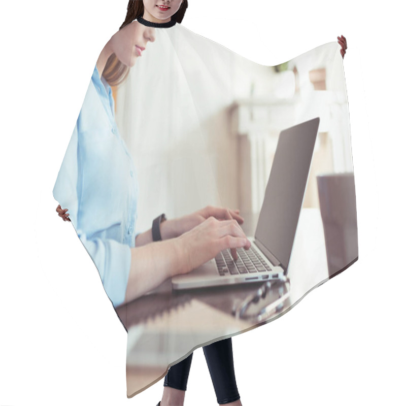Personality  Businesswoman Working At Table Hair Cutting Cape