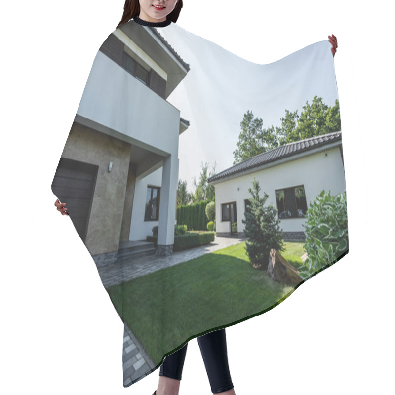 Personality  Modern Private House With Green Lawn And Garden Hair Cutting Cape