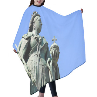 Personality  Queen Victoria Statue Hair Cutting Cape
