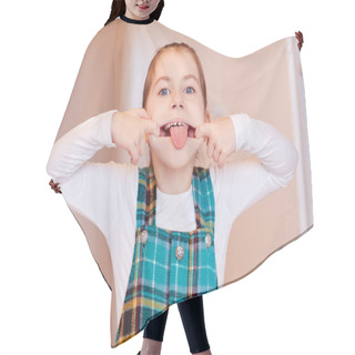 Personality  Girl Pulling Face Hair Cutting Cape