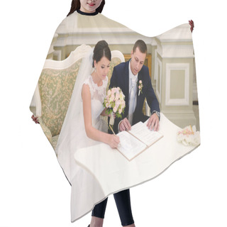 Personality  Bride And Groom Registering Marriage Hair Cutting Cape