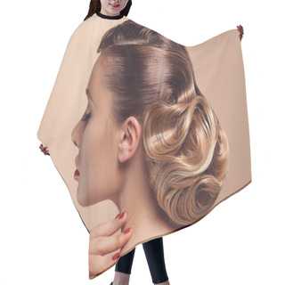Personality  Woman With Evening Make-up Hair Cutting Cape