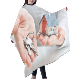 Personality  Agent With House Model And Keys Hair Cutting Cape