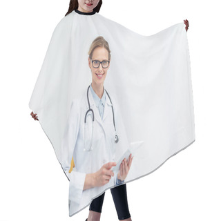 Personality  Female Doctor Using Digital Tablet Hair Cutting Cape