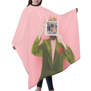 Personality  Man With Crown Holding Digital Tablet With Online Booking App Isolated On Pink Hair Cutting Cape