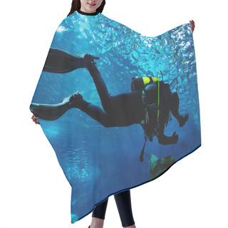 Personality  Diving In The Ocean Underwater Hair Cutting Cape