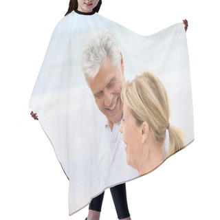 Personality  Couple Embracing On  The Beach Hair Cutting Cape
