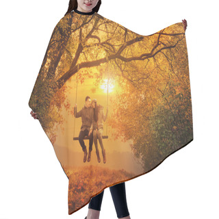 Personality  Romantic Couple Swing In The Autumn Park Hair Cutting Cape