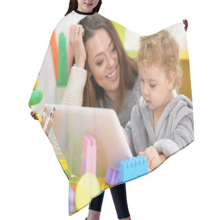 Personality  Mother And Daughter Using Laptop Hair Cutting Cape