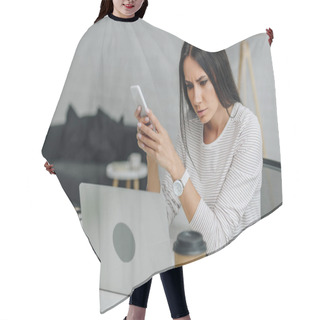 Personality  Beautiful And Brunette Woman Holding Smartphone And Looking At Screen Of Laptop Hair Cutting Cape
