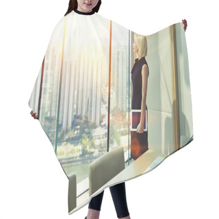Personality  Woman Skilled Employer With Touch Pad Hair Cutting Cape