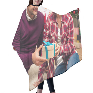 Personality  Couple With Christmas Present Hair Cutting Cape