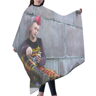 Personality  Punk On The Street Reading Sms Hair Cutting Cape