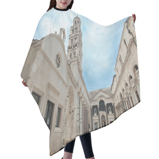 Personality  Peristyle In Split Hair Cutting Cape