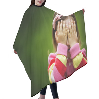 Personality  Little Girl Is Playing Hide-and-seek Hiding Face Hair Cutting Cape