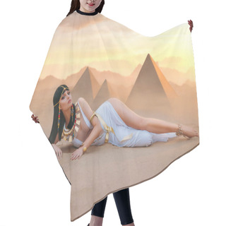 Personality  Egypt Style Rich Luxury Woman. Sexy Beautiful Girl Goddess Queen Cleopatra Lies On Yellow Sand Desert Pyramids. Art Ancient Pharaoh Costume White Dress Gold Accessories Black Hair Wig Egyptian Makeup Hair Cutting Cape