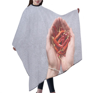 Personality  Cropped Shot Of Man Holding Dried Chili Peppers In Hands With Grey Surface On Background Hair Cutting Cape