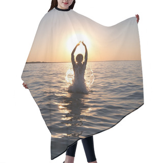 Personality  Catching Sun Hair Cutting Cape