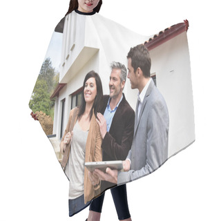Personality  Couple With Realtor Visiting House Hair Cutting Cape