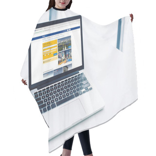 Personality  Laptop With Booking Website Hair Cutting Cape
