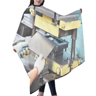 Personality  Worker Operating Metal Sheet Press Machine Hair Cutting Cape