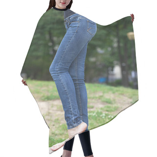 Personality  Back View Of A Long Women Legs Posing With Jeans Hair Cutting Cape