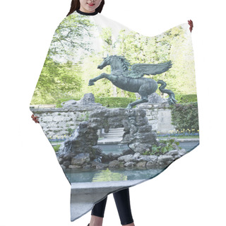 Personality  Flying Horse Statue Hair Cutting Cape