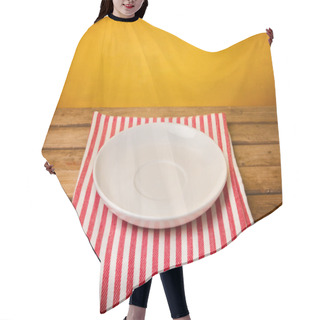 Personality  Empty Plate On Tablecloth Hair Cutting Cape