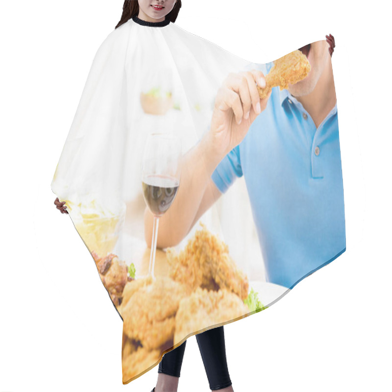 Personality  Young Man Eating Fried Chicken Hair Cutting Cape