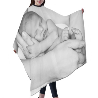 Personality  Mother Holding Her Little Newborn Baby Hair Cutting Cape