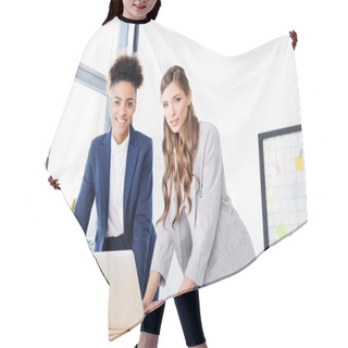 Personality  Businesswomen Using Laptop Hair Cutting Cape