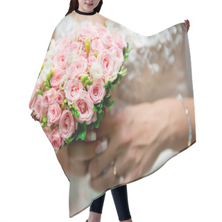 Personality  Beautiful Bridal Bouquet Close-up Hair Cutting Cape