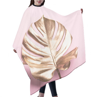 Personality  Exotic Summer Trend In Minimal Style. Golden Tropical Palm Monstera Leaf On Pastel Pink Color Background. Shiny And Sparkle Design, Fashion Concept. Hair Cutting Cape