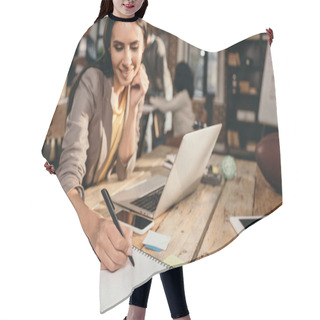 Personality  Beautiful Successful Business Woman Sitting At Desk With Laptop And Working On Project At Loft Office With Colleagues On Background Hair Cutting Cape