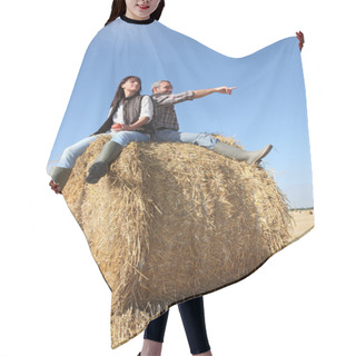 Personality  Farmer And Wife Sat On Hay Roll Hair Cutting Cape