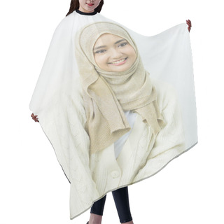Personality  Muslim Woman In Head Scarf Smile Hair Cutting Cape
