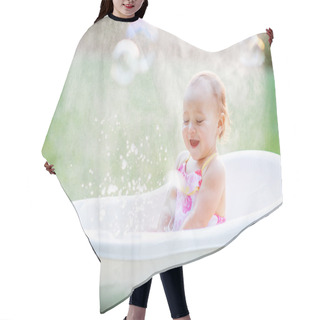 Personality  Little Girl Bathes In A Bath With Soap Bubbles Hair Cutting Cape