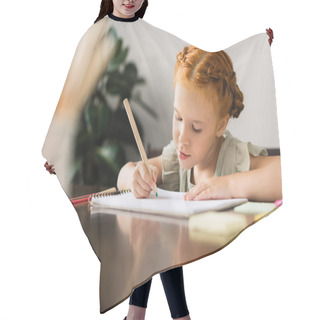 Personality  Little Girl Drawing Hair Cutting Cape