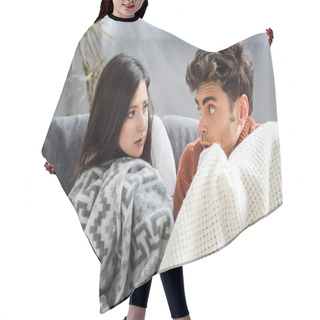 Personality  Attractive Girlfriend And Boyfriend Covered With Blankest And Feeling Cold   Hair Cutting Cape